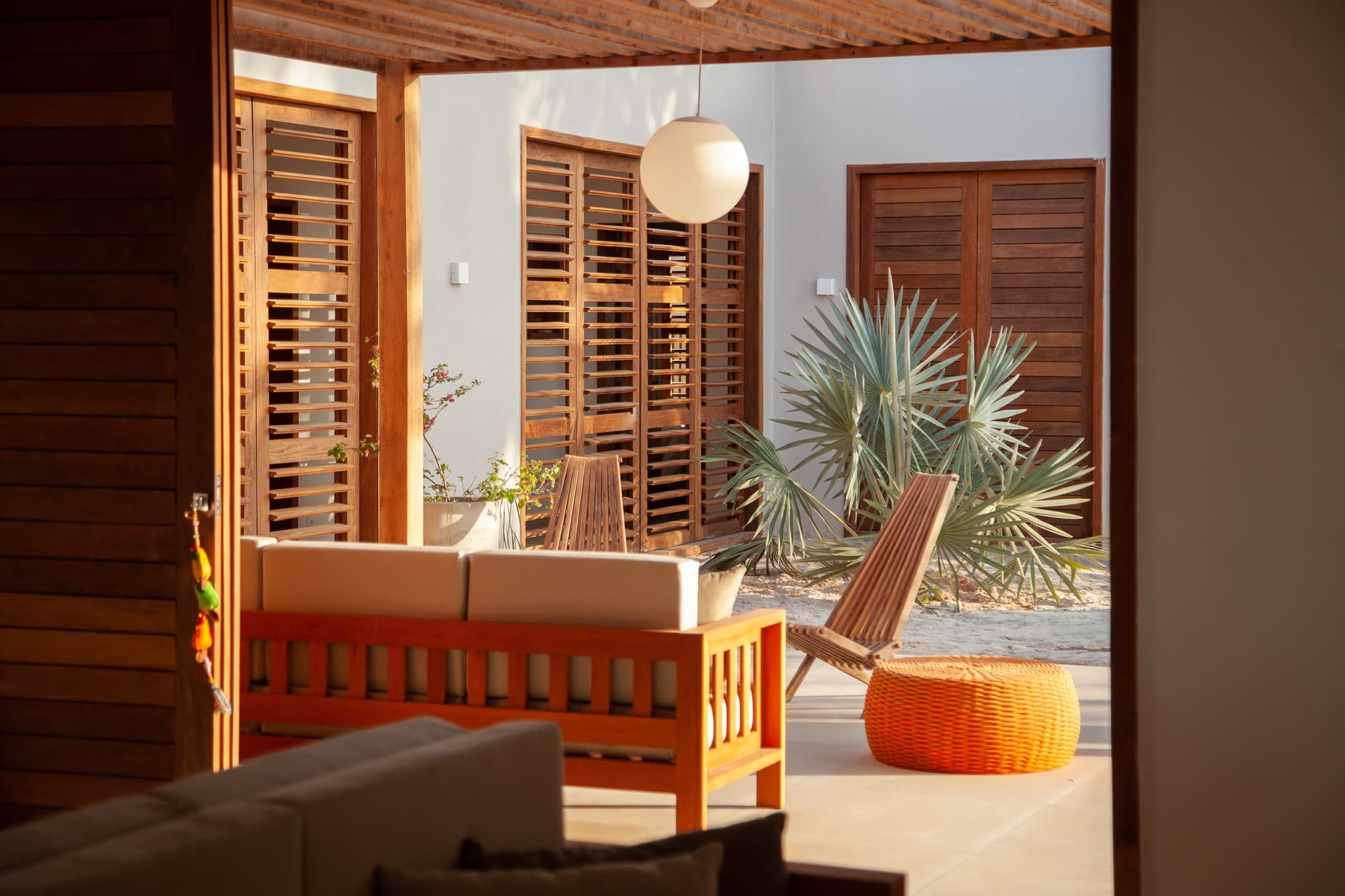 Salon extérieur baigné de lumière